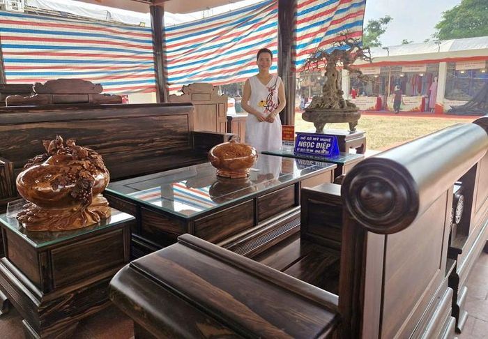 Gian hàng giới thiệu, trưng bày sản phẩm của chị Nguyễn Thị Uyên, cơ sớ sản xuất đồ gỗ mỹ nghệ Ngọc Điệp tại Lễ hội vinh danh làng nghề truyền thống. Ảnh: PV