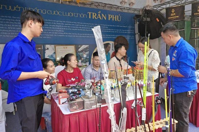 Gian hàng giới thiệu, trưng bày sản phẩm lưới đánh bắt cá, vó, lồng, vợt, đồ câu... của làng nghề truyền thống thôn Trần Phú, xã Phú Xuyên. Ảnh: PV