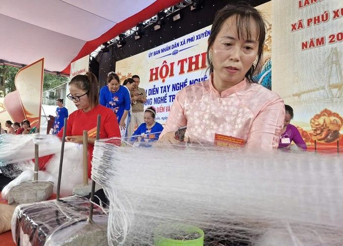 Các đội tranh tài thi đan lưới tại Lễ hội vinh danh làng nghề truyền thống ở xã Phú Xuyên. Ảnh: PV