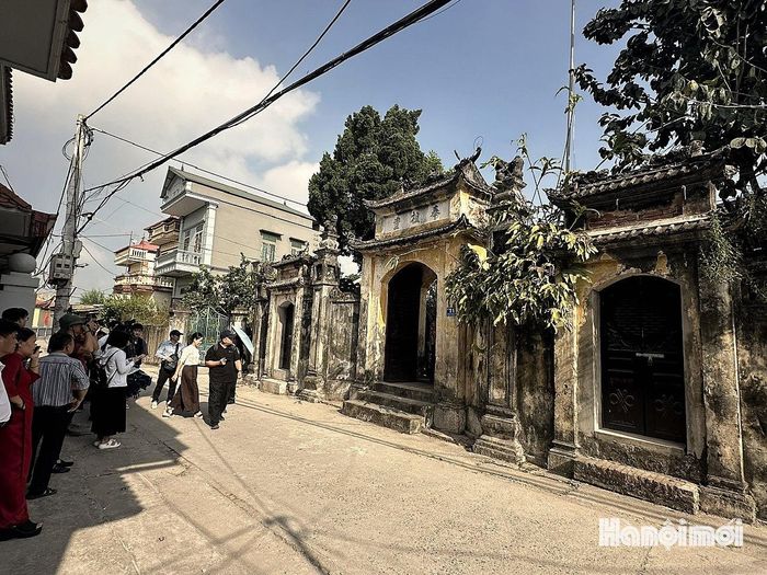 Điểm đặc biệt làm nên sức hấp dẫn của làng Cựu là sự đan xen giữa kiến trúc truyền thống Việt Nam và phong cách kiến trúc phương Tây.