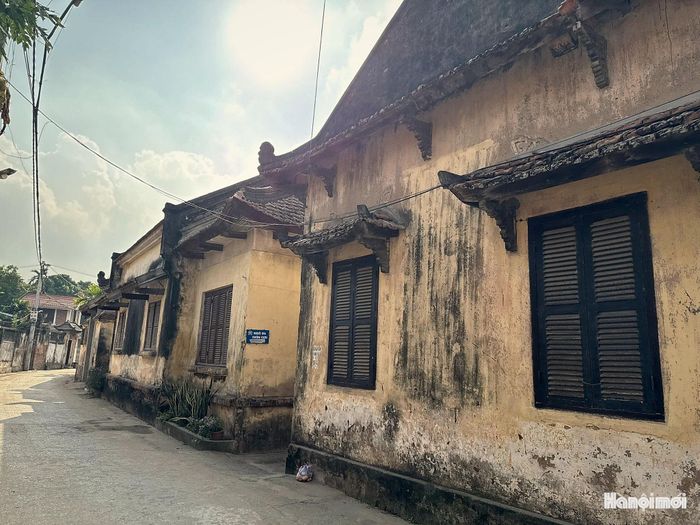 Bên những ngôi nhà ba gian, mái ngói, cửa gỗ, cột lim và sân gạch quen thuộc của làng quê Bắc Bộ là những căn biệt thự hai, ba tầng với ban công, cửa vòm, hàng cột và các chi tiết trang trí mang phong cách châu Âu. Sự kết hợp ấy tạo nên diện mạo kiến trúc riêng biệt, khiến làng Cựu được nhiều người biết đến với tên gọi thân thuộc “làng Tây”.