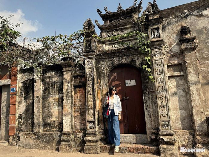 Chính sự đan xen giữa vẻ đẹp còn lưu giữ và dấu tích của thời gian khiến làng Cựu trở thành điểm đến hấp dẫn đối với những người yêu kiến trúc, lịch sử và nhiếp ảnh.