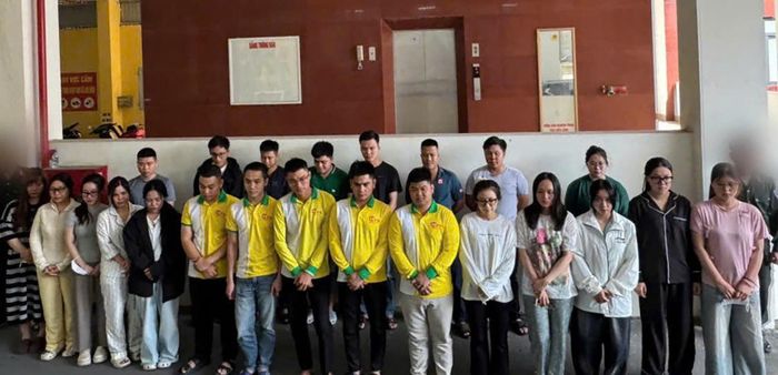 Các đối tượng trong đường dây cho vay nặng lãi tại cơ quan công an. Ảnh: Bộ Công an