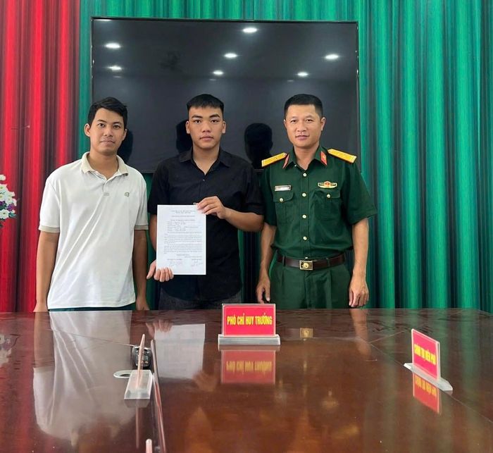 Thanh niên Nguyễn Công Ninh với lá đơn tình nguyện nhập ngũ gửi tới Hội đồng nghĩa vụ quân sự xã Mỹ Đức. Ảnh: Biên Phạm
