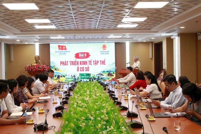 Các đại biểu và học viên tham dự chương trình giảng thử nghiệm chuyên đề “Phát triển kinh tế tập thể ở cơ sở”. Ảnh: PV.