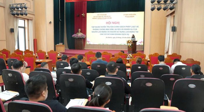 Hội nghị tập huấn, tuyên truyền phòng, chống tệ nạn xã hội cho chủ cơ sở, người quản lý, điều hành và nhân viên làm việc tại các cơ sở kinh doanh dịch vụ trên địa bàn xã An Khánh. Ảnh: AKO