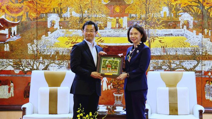 Phó Chủ tịch UBND thành phố Hà Nội Vũ Thu Hà tặng quà lưu niệm cho Phó Thống đốc tỉnh Shizuoka (Nhật Bản) Sho Hiraki. Ảnh: Thu Hà