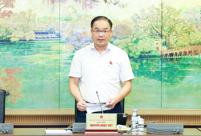 Đại biểu chuyên trách Đoàn đại biểu Quốc hội thành phố Nguyễn Ngọc Việt điều hành nội dung thảo luận chiều 26-10. Ảnh: Văn Tuyến