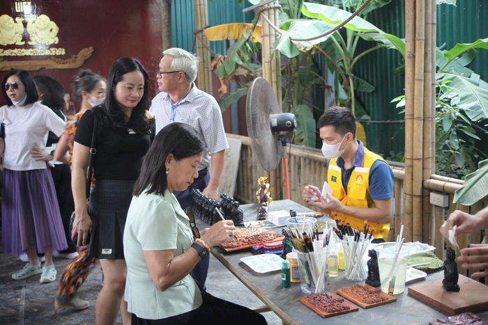 Hoạt động trải nghiệm và tìm hiểu nghề thủ công góp phần quảng bá những giá trị văn hóa đặc sắc của làng nghề Sơn Đồng. Ảnh: PV