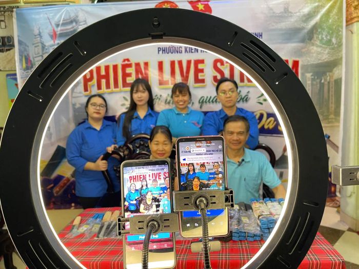 Phiên livestreams giới thiệu sản phẩm làng rèn Đa Sỹ thu hút sự quan tâm của đông đảo người tiêu dùng. Ảnh: Phường Kiến Hưng
