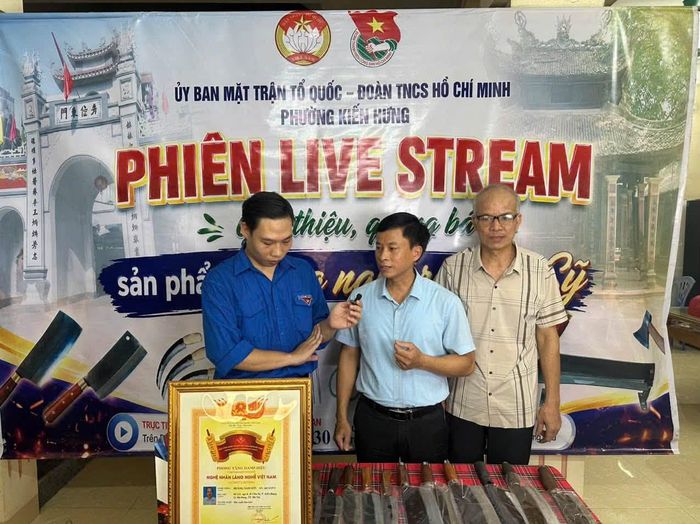 Phường Kiến Hưng có nhiều biện pháp để khuyến khích các hộ sản xuất tiếp cận những hình thức bán hàng hiện đại. Ảnh: Phường Kiến Hưng