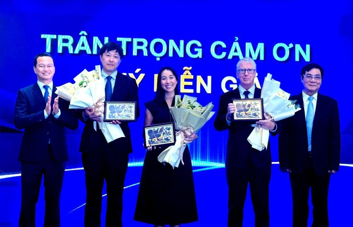 Ban Tổ chức trao hoa tặng các diễn giả. Ảnh: Mai Hoa