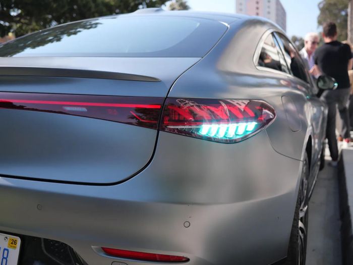 Đèn tín hiệu trên xe Mercedes-Benz khi kích hoạt chế độ tự hành. Ảnh: PV