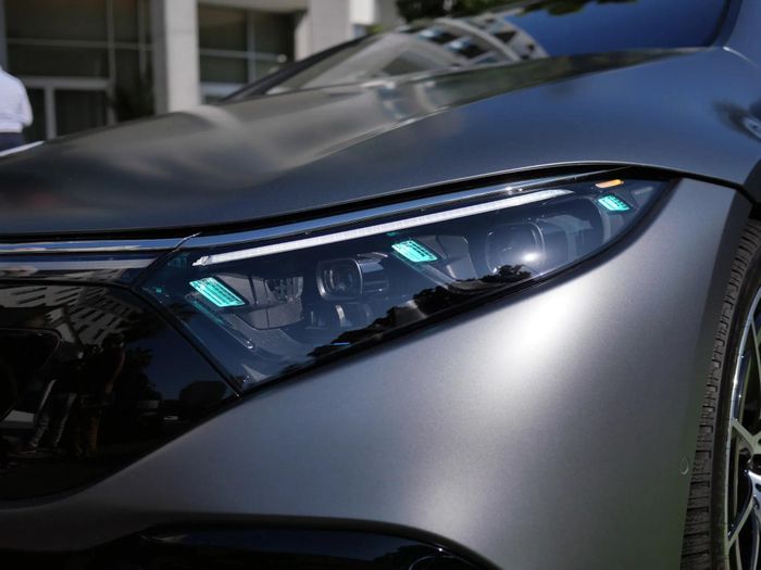 Đèn tín hiệu phía trước của xe Mercedes-Benz chuyển sang màu xanh khi xe ở chế độ tự hành. Ảnh: PV