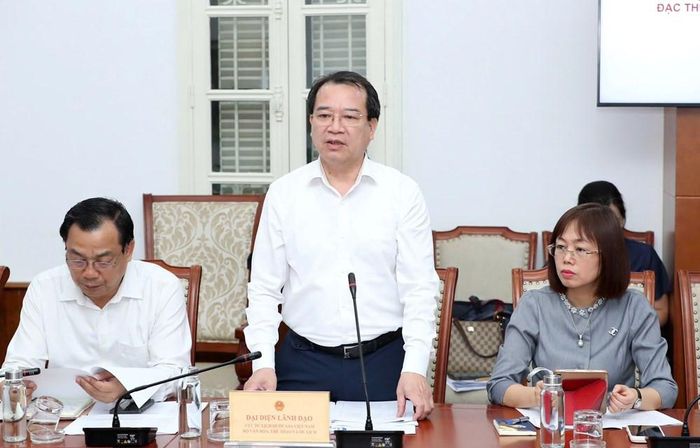 Phó Cục trưởng Cục Du lịch Quốc gia Việt Nam Hà Văn Siêu thông tin tại hội nghị. Ảnh: Trần Huấn.