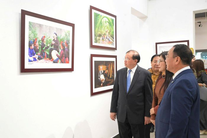 Các đại biểu thưởng lãm tác phẩm. Ảnh: Phạm Sỹ