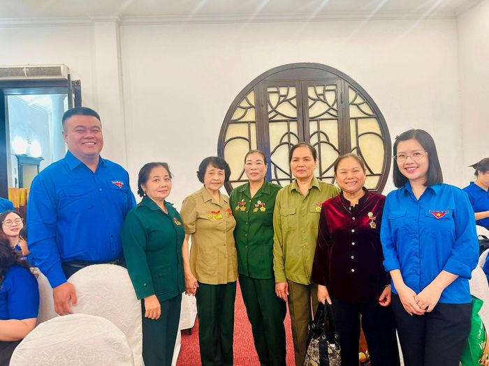 Các cựu thanh niên xung phong tiền trạm cùng tuổi trẻ Thủ đô. Ảnh: Bảo Lâm