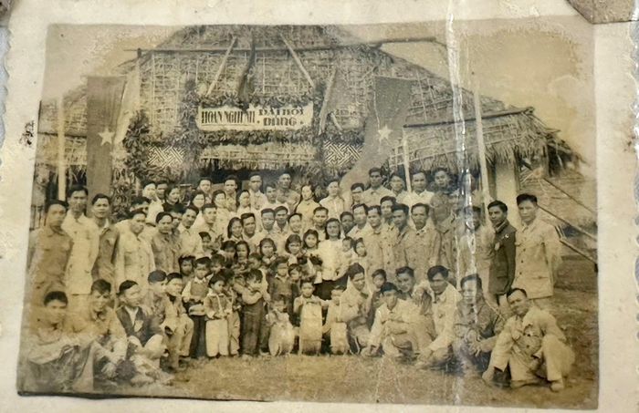 Đoàn lãnh đạo thành phố Hà Nội vào Lâm Đồng thăm thanh niên xung phong tiền trạm dịp Tết năm 1977. Ảnh: NVCC
