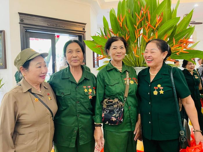 Bà Cao Thanh Xuân (thứ 2 từ trái qua) và bà Đào Thị Xuân Mai (thứ 2 từ phải sang) cùng các đồng đội thanh niên xung phong. Ảnh: Bảo Lâm