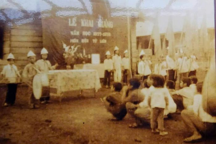 Lễ khai giảng đầu tiên năm học 1977 - 1978 trên cao nguyên Lâm Đồng. Ảnh: NVCC