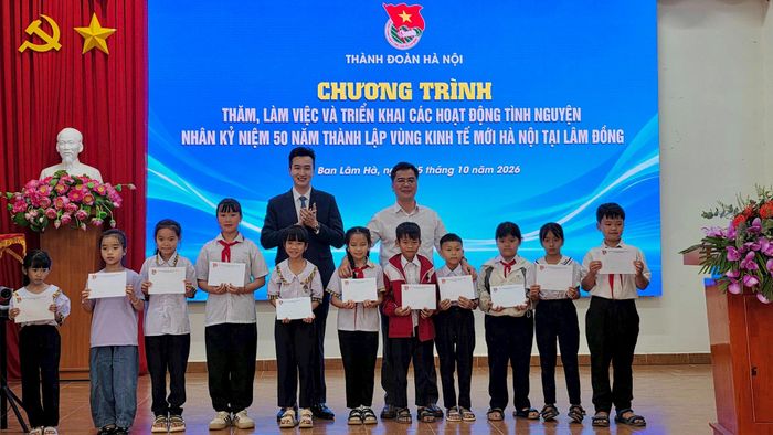 Phó Bí thư Thành đoàn, Chủ tịch Hội Liên hiệp thanh niên Việt Nam thành phố Hà Nội Đào Đức Việt trao tặng quà các em học sinh tại xã Nam Ban Lâm Hà. Ảnh: PV