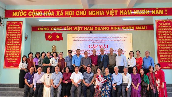 Đoàn công tác Ban Liên lạc Thanh niên xung phong tiền trạm vào thăm các địa phương vùng đất Lâm Hà xưa. Ảnh: PV