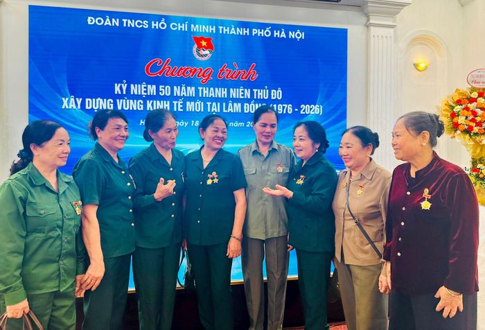 Các nữ cựu thanh niên xung phong tiền trạm Hà Nội hân hoan hội ngộ. Ảnh: Bảo Lâm