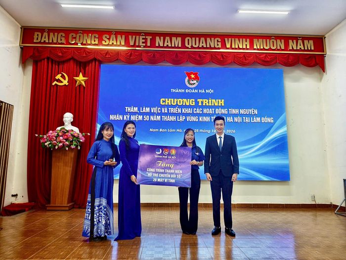Thành đoàn Hà Nội trao tặng công trình chuyển đổi số gồm 20 bộ máy tính, góp phần hỗ trợ công tác học tập tại xã Nam Ban Lâm Hà. Ảnh: PV