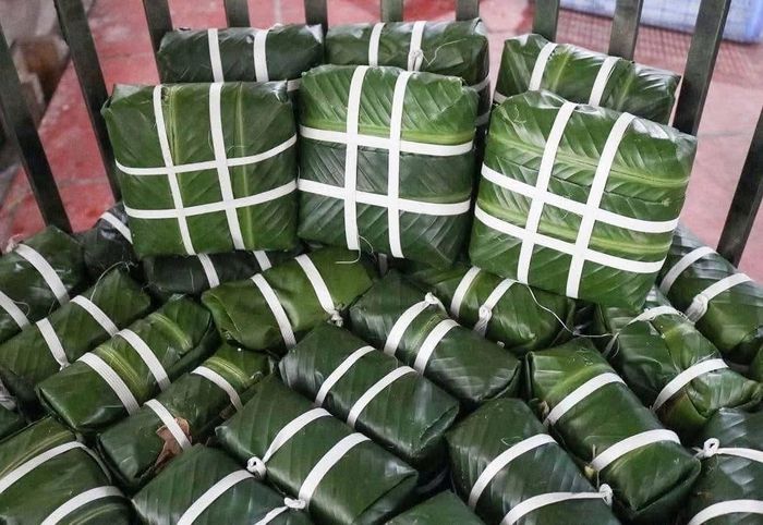 Sản phẩm bánh chưng truyền thống được gói tỉ mỉ và buộc lạt gọn gàng. Ảnh: PV