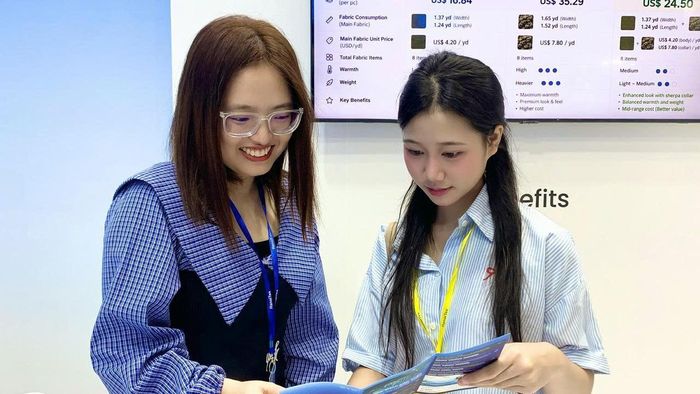 Khách tham quan tại Triển lãm quốc tế ngành Công nghiệp dệt may - thiết bị , nguyên phụ liệu & vải được tổ chức tại Trung tâm Triển lãm Quốc tế I.C.E Hà Nội. Ảnh: Ngọc Mai