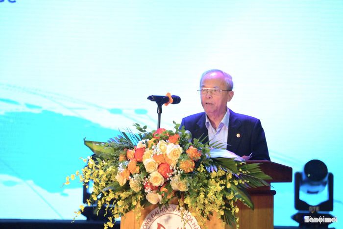 GS.TS Đinh Xuân Dũng, nguyên Phó Chủ tịch chuyên trách Hội đồng Lý luận, Phê bình Văn học, Nghệ thuật Trung ương chia sẻ tại hội thảo. Ảnh: Văn Thuận