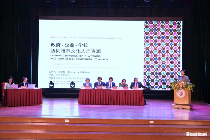Bà He Dingyu, CEO Công ty Đầu tư văn hóa Kim Tràng Cẩm, Quảng Tây, Trung Quốc chia sẻ kinh nghiệm về phát triển nguồn nhân lực văn hóa tại hội thảo. Ảnh: Văn Thuận