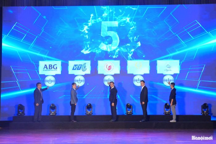 Trong khuôn khổ chương trình, Trường Đại học Văn hóa Hà Nội tiến hành ký kết hợp tác với 4 doanh nghiệp, giúp chuyển hướng đào tạo từ "dạy những gì nhà trường có" sang "đào tạo những gì xã hội cần". Ảnh: Văn Thuận