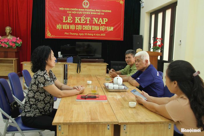 Các thành viên Tổ hòa giải Tổ dân phố số 10 (nay là Tổ dân phố Phú Xá 1), phường Phú Thượng trao đổi nghiệp vụ. Ảnh: Hoàng Vũ