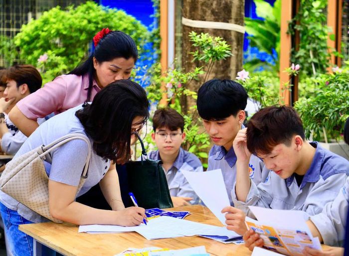Sinh viên Trường Cao đẳng nghề Công nghiệp Hà Nội tìm hiểu thông tin doanh nghiệp tuyển dụng tại Ngày hội việc làm năm 2026. Ảnh: HNIVC