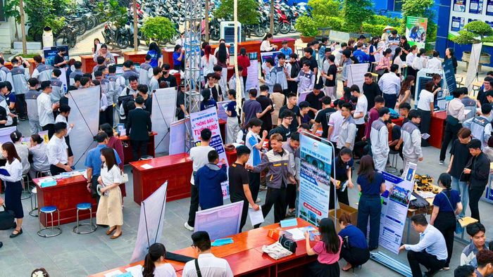 Quang cảnh Ngày hội việc làm năm 2026 do Trường Cao đẳng nghề Công nghiệp Hà Nội tổ chức. Ảnh: HNIVC