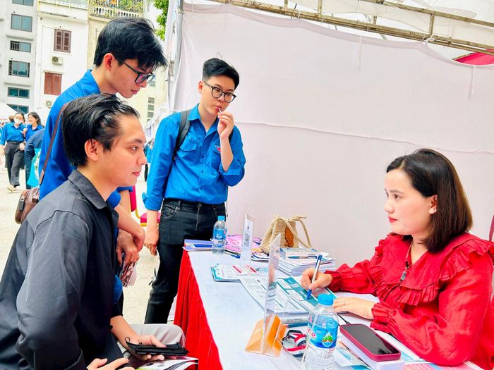Doanh nghiệp tư vấn cho sinh viên về nhu cầu và điều kiện tuyển dụng nhân sự. Ảnh: Trần Oanh