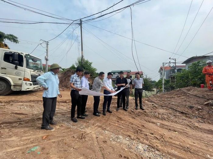 Đoàn công tác của xã tổ chức kiểm tra thực địa tiến độ thi công một số dự án trên địa bàn. Ảnh: PV