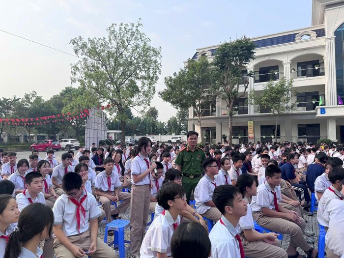 Học sinh tích cực trả lời câu hỏi, tình huống tại chương trình. Ảnh: PV