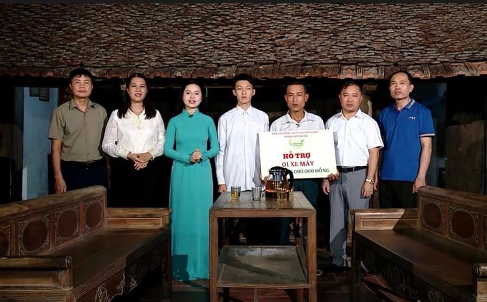 Gia đình ông Trương Văn Bằng ở thôn Hiệp Lộc, xã Hát Môn được Quỹ Vì người nghèo trao tặng kinh phí mua xe máy. Ảnh: B.Duy