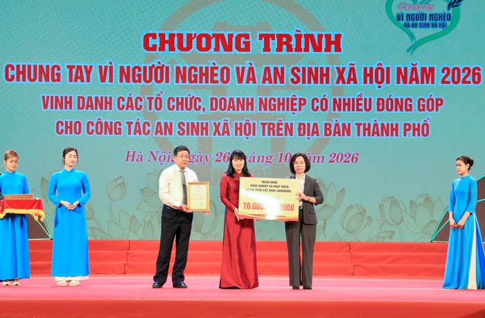 Đại diện Ngân hàng Nông nghiệp và Phát triển nông thôn Việt Nam trao ủng hộ chương trình "Chung tay vì người nghèo và an sinh xã hội thành phố Hà Nội năm 2026" với số tiền 10 tỷ đồng. Ảnh: Quang Thái