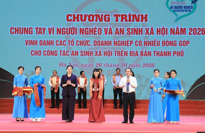 Bí thư Thành ủy Hà Nội Trần Đức Thắng và Phó Chủ tịch, Tổng Thư ký Ủy ban Trung ương Mặt trận Tổ quốc Việt Nam Hà Thị Nga trao biểu trưng vinh danh Ngân hàng Nông nghiệp và Phát triển nông thôn Việt Nam. Ảnh: Quang Thái