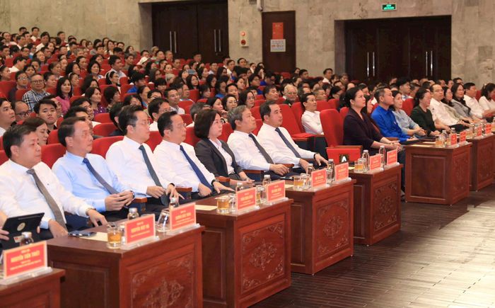 Bí thư Thành ủy Hà Nội Trần Đức Thắng và các đại biểu tham dự chương trình. Ảnh: Quang Thái