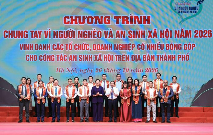 Bí thư Thành ủy Hà Nội Trần Đức Thắng và Phó Chủ tịch, Tổng Thư ký Ủy ban Trung ương Mặt trận Tổ quốc Việt Nam Hà Thị Nga trao biểu trưng vinh danh các tập thể, đơn vị, trong đó có Ngân hàng Agribank. Ảnh Quang Thái