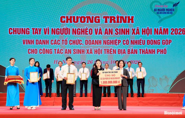 Chủ tịch Ủy ban MTTQ Việt Nam thành phố Hà Nội Bùi Huyền Mai và Phó Chủ tịch Thường trực UBND thành phố Hà Nội Dương Đức Tuấn tiếp nhận ủng hộ và trao Thư cảm ơn các đơn vị. Ảnh: Quang Thái