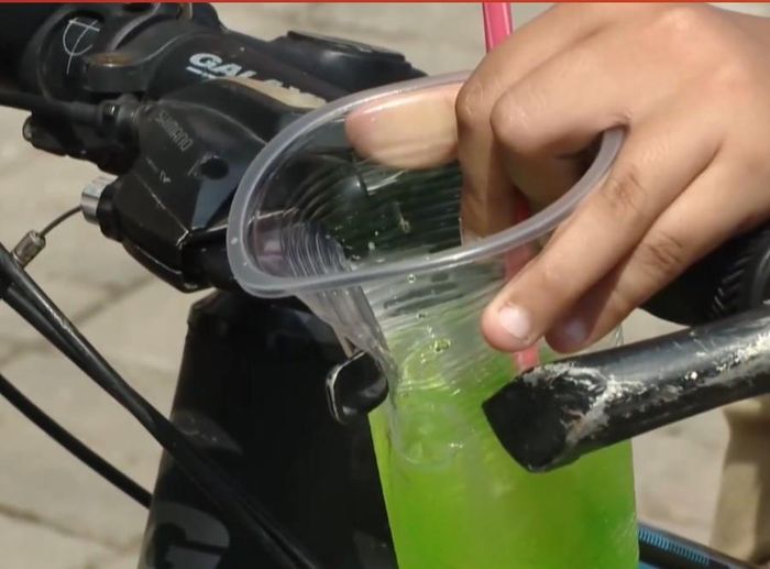 Hạn chế đồ uống có đường, tăng cường nước lọc và vận động là những thói quen cần được hình thành từ tuổi học đường. Ảnh: PV