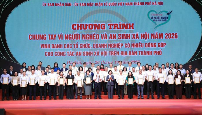 Chủ tịch Ủy ban Mặt trận Tổ quốc Việt Nam thành phố Hà Nội Bùi Huyền Mai và Phó Chủ tịch Thường trực UBND thành phố Hà Nội Dương Đức Tuấn tiếp nhận ủng hộ và trao Thư cảm ơn các đơn vị, trong đó có đại diện Tập đoàn Tân Á Đại Thành. Ảnh: Quang Thái