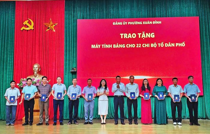 Lãnh đạo phường tặng máy tính bảng cho 22 chi bộ tổ dân phố. Ảnh: TH