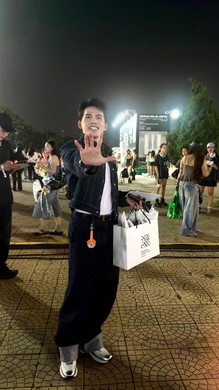 Ca sĩ Quốc Thiên cũng không bỏ lỡ khoảnh khắc đáng nhớ khi có mặt trong tour diễn kỷ niệm 20 năm của BIGBANG