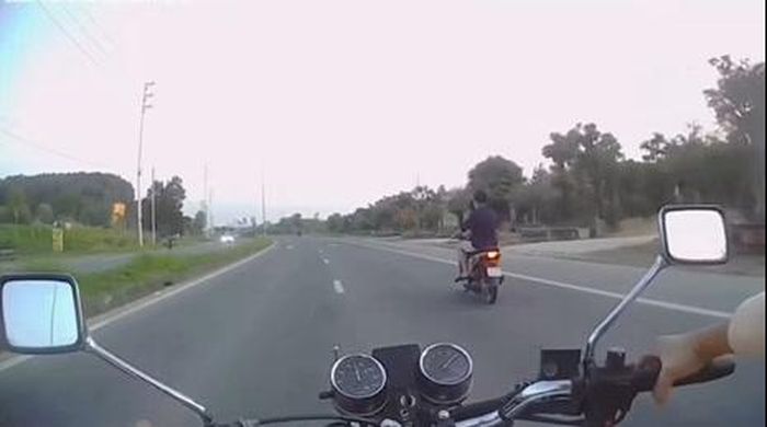 Khi Tổ công tác ra hiệu lệnh dừng phương tiện để kiểm tra, người điều khiển không chấp hành mà bất ngờ tăng ga bỏ chạy (ảnh cắt từ clip của Cục Cảnh sát giao thông).